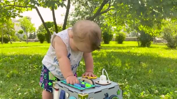 Baby Leka Med Leksaker Glänta Parken Soligt Väder — Stockvideo