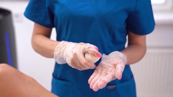 女人把药膏塞进她的手掌 激光脱毛后的乳霜 — 图库视频影像