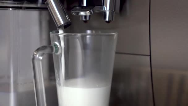 Kaffeemaschine Die Aromatisierten Kaffee Cappuccino Oder Latte Mit Milch Zubereitet — Stockvideo