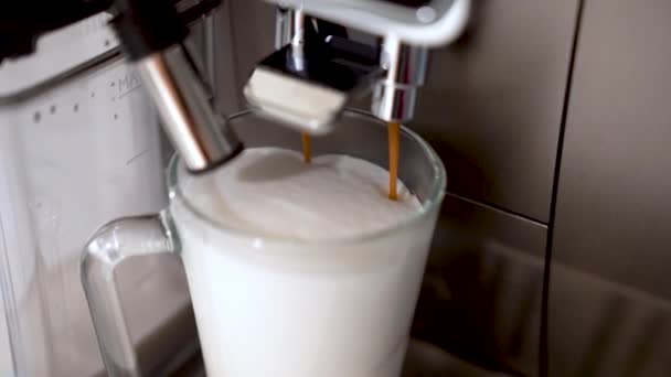 Närbild Att Göra Cappuccino Eller Latte Automatisk Kaffemaskin — Stockvideo