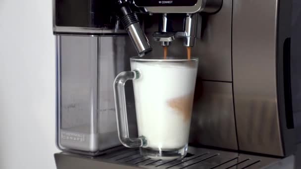 Automatisk Kaffemaskin Gör Cappuccino Kopp Uppfriskande Kaffe Till Frukost — Stockvideo