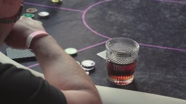 Pokerbord Match Närbild Spelarmarker Och Kort Bordet Kasino Spel — Stockvideo