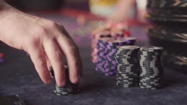 Фишки Казино Покерным Столом Крупным Планом — стоковое видео