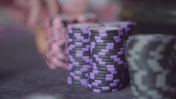 Крупный План Фишек Казино Покерным Столом — стоковое видео