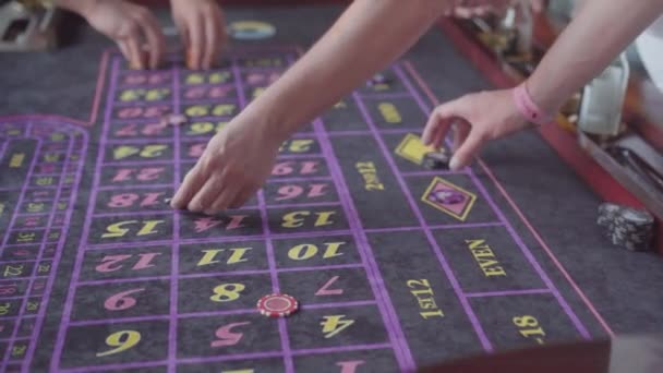 Hazard Kasynie Przy Stole Pokerowym Zbliżenie Graczy Przyjmujących Zakłady — Wideo stockowe