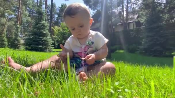 Flicka Ängen Parken Leker Gräset Solig Dag — Stockvideo