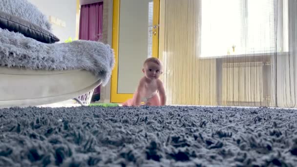 Kruipende Baby Kamer Mashash Leert Zelfstandig Bewegen Zijn Eerste Stappen — Stockvideo