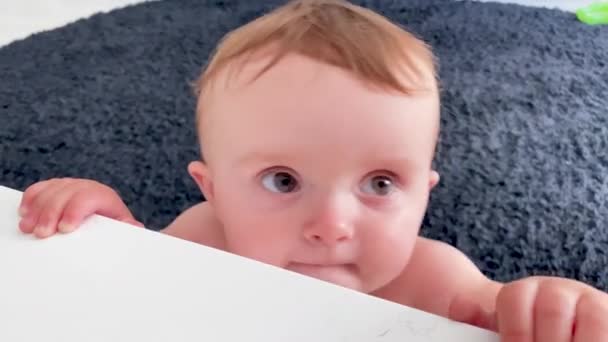Bebê Pequeno Feliz Fica Pela Primeira Vez Segurando Mesa — Vídeo de Stock