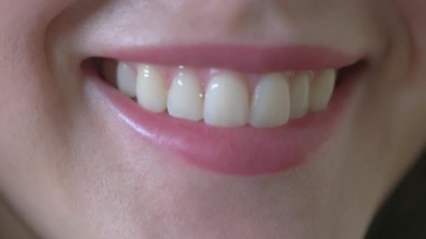 完璧な白い歯と笑顔 クローズアップ 完璧な白い歯を持つ魅力的な少女の笑顔 — ストック動画