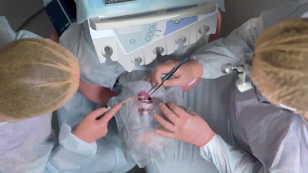 클리닉에서 의사가 환자의 이빨을 치료하고 있습니다 — 비디오