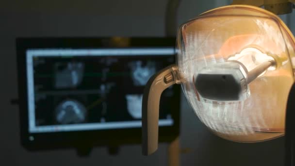 Närbild Tandläkare Som Tänder Lampa Tandröntgen Bakgrunden — Stockvideo