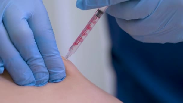 Primo Piano Medico Che Somministra Vaccino Paziente Che Somministra Immunizzazione — Video Stock