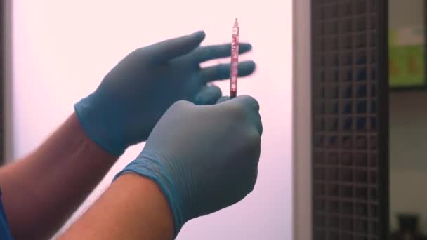 Lékař Rukavici Připraví Naplněnou Injekční Stříkačku Poklepáním Injekční Stříkačku Vystříknutím — Stock video