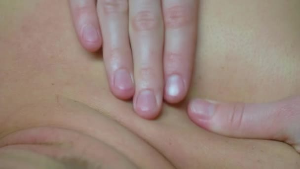 Primo Piano Belle Mani Femminili Che Danno Massaggio Uomo Massaggio — Video Stock