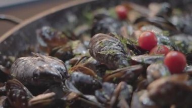 Midyeli Paella, Kral karidesleri, Langoustines ve mürekkep balığı. Deniz mahsullü paella ve deniz mahsulleri sokak yemeği.