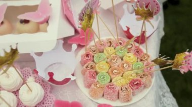 Doğum günü şekerleme büfesi, lezzetli tatlı aperatifler, kekler, kekler, badem kurabiyeleri, bisom ve diğer tatlılar için ziyafet salonu. Olay.