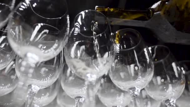 Vin Blanc Versé Dans Verre Pour Dans Restaurant Pour Les — Video
