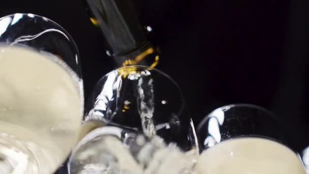 Beyaz Şarap Kadehini Yavaş Çekimde Şarap Bardağına Döküyor — Stok video