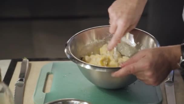 Επαγγελματική Μαγείρισσα Προετοιμασία Ζύμης Χέρι Ένα Σύρμα Και Ένα Μπολ — Αρχείο Βίντεο