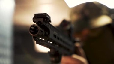 Askeri üniformalı asker teleskopik bir makineli tüfekle nişan alıyor. Askeri operasyon. Savaş