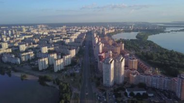 Kiev şehri, Ukrayna 'nın başkentinin modern bir bölgesinin havadan görünüşü. Bölgenin evleri ve caddeleri üzerinde uçuyorlar.