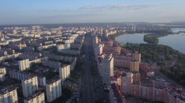 Ukrayna 'nın başkenti Kiev' in havadan görünüşü. Yazın Obolon bölgesindeki evlerin üzerinde uçarken