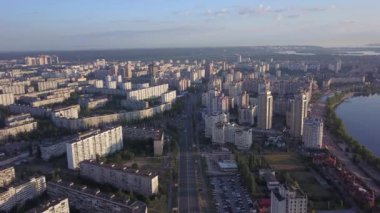 Kiev, Ukrayna 'nın başkentidir. Yüksek binaların üzerinde kuadrokopter uçuşu