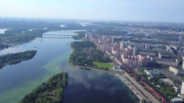 Kiev havadaki bir İHA 'dan çekmiş. Helikopter şehrin ve Dnipro nehrinin üzerinde uçuyor.