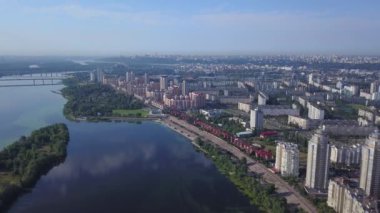 Ukrayna 'nın başkenti Kiev' in Obolon ilçesinin hava manzarası. İnsansız hava aracı nehrin üzerinden geçip şehre doğru uçuyor.