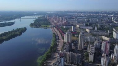 İnsansız hava aracı Obolon bölgesindeki Kiev şehrinin üzerinde uçuyor. Çerçevede Dnipro Nehri ve yeni yüksek binalar var.