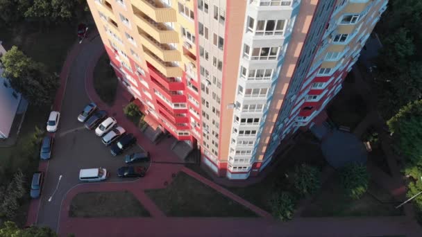 无人机上升平行的高层建筑朝向屋顶 基辅一幢摩天大楼的空中录像 — 图库视频影像