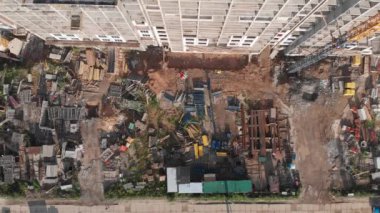 Havadan çekilen bir apartmanın yapımı. Helikopter evin tepesine doğru yükseliyor.