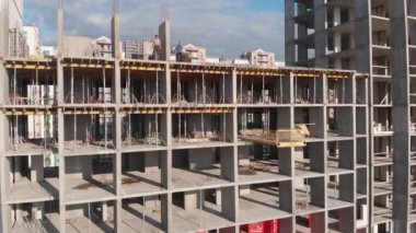 Kuadrokopter inşaat halindeki bir apartmanın yakınında uçuyor. Apartman inşaatı