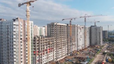 Çok katlı binanın havadan görünüşü. Konut kompleksinin yeni daireleri