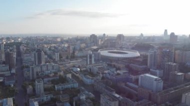 Havadan Kieve şehrinin panoramik videosu. Modern Avrupa kenti Ukrayna havadan çekildi