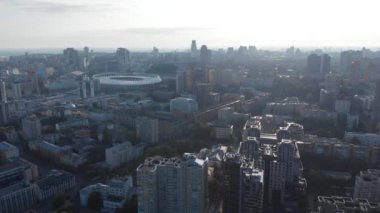 Kieve şehir merkezi havadan izleniyor. Helikopter evlerin çatısında uçuyor.