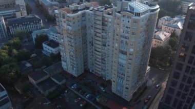 Kiev şehrinin hava kentsel manzarasından video çekimi. Ukrayna şehri evleri ve yolları olan bir insansız hava aracından çekildi.