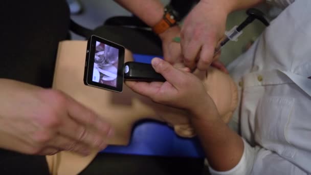 Latihan Laringoskop Pada Manikin Seorang Pria Klinik Resusitasi Intubasi Trakea — Stok Video