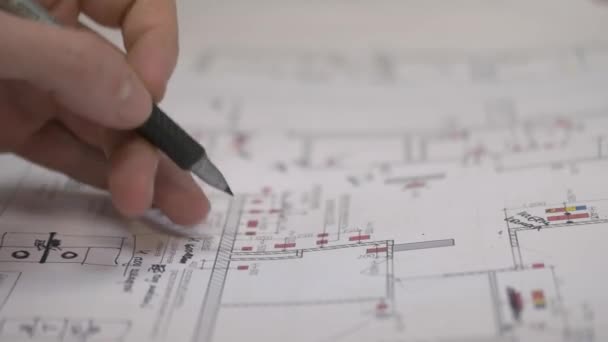 Інженер Працює Офісними Кресленнями Стільниця Офісу Дизайнера Чоловічі Руки Малюють — стокове відео