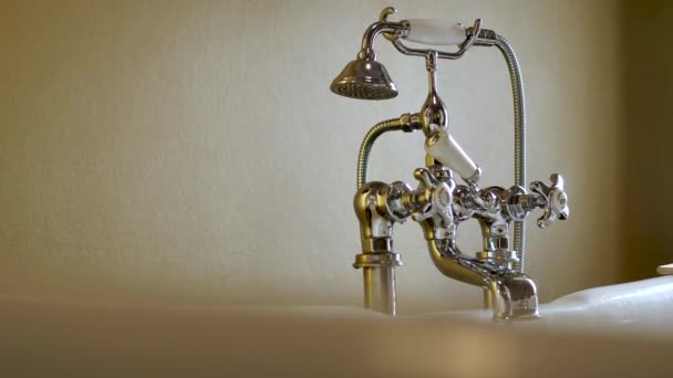 女人的手转动热水旋钮打开浴室水龙头抽水 — 图库视频影像