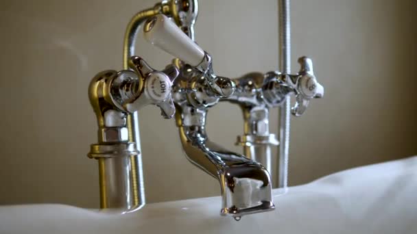 Рука Женщины Открывает Кран Горячей Холодной Воды Купания Воды Лицензионные Стоковые Видеоролики