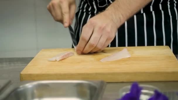 Professionnel Chef Tranches Poisson Blanc Cru Avec Couteau Gros Plan — Video