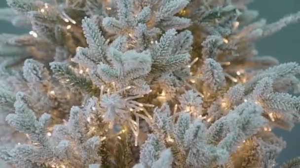 人工的なクリスマスツリー 美しく装飾されたクリスマスライト 木を飾るLedガーランドのクローズアップ — ストック動画