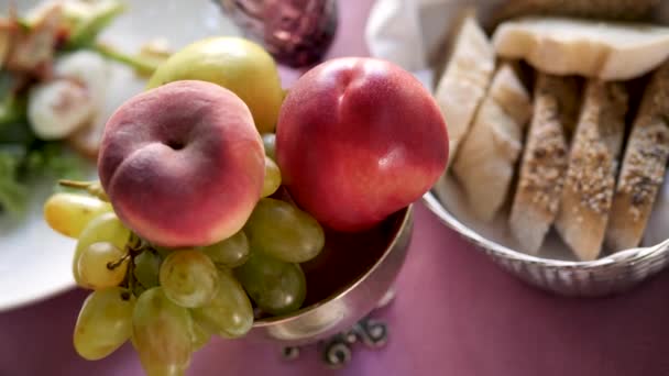 Vers Fruit Appels Perziken Druiven Eettafel Gezond Eten Als Levenswijze — Stockvideo