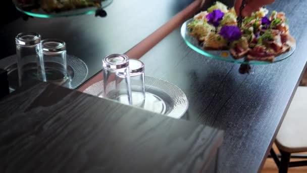 Číšník Umístí Stůl Pro Hosty Luxusní Restauraci Sadu Jídel Mořských — Stock video