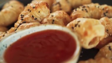 Çıtır poğaçaya sarılmış lezzetli karides, ortasında sos olan beyaz bir tabakta servis ediliyor. Şenlik sofrası için mükemmel bir aperatif ya da zarif bir yemek..