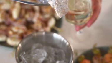 Buz küplerini şampanya bardağına aktar. Şampanya köpükleri, konuklar şenlik masasında dinleniyor.