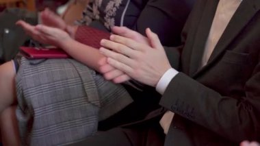 Resmi giyinmiş profesyoneller, sunumdan sonra düzenlenen bir şirket konferansında iş başarısının ve nişanlanmanın esasını coşkuyla alkışladılar..