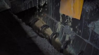 Soğutucu bıçağa akarken metal kesen torna makinesinin yakın çekimi. Endüstriyel makine süreci ayrıntılı olarak kaydedildi. Fabrika, mühendislik ve metalcilik projeleri için ideal.