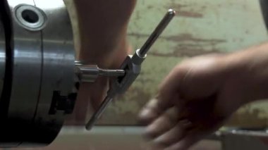 Bu resim, yüksek hassasiyetli makine işlemleri için bir el torbasını ustalıkla ayarlayan bir el görüntüsünü özelleştirir